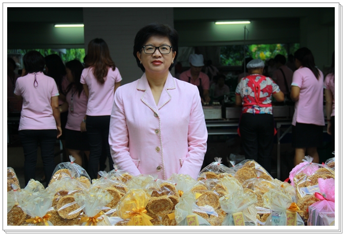 ﻿คณะผู้บริหารและเจ้าหน้าที่ร่วมทำบุญใส่บาตร